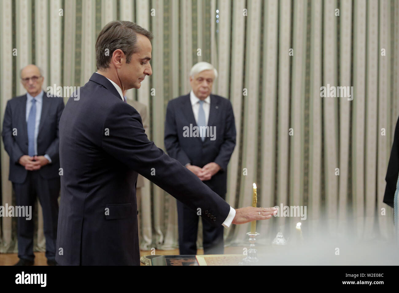 Athènes, Grèce. 8 juillet, 2019. Kyriakos Mitsotakis prend son serment religieux dans une cérémonie présidée par l'Église chrétienne orthodoxe l'archevêque Ieronymos d'Athènes et de toute la Grèce à Athènes, Grèce, le 8 juillet 2019. Kyriakos Mitsotakis, chef du parti conservateur Nouvelle démocratie de la Grèce, a prêté serment lundi comme nouveau premier ministre de la Grèce après avoir remporté le prix national du Dimanche des élections anticipées. Le Lefteris Crédit : Partsalis/Xinhua/Alamy Live News Banque D'Images