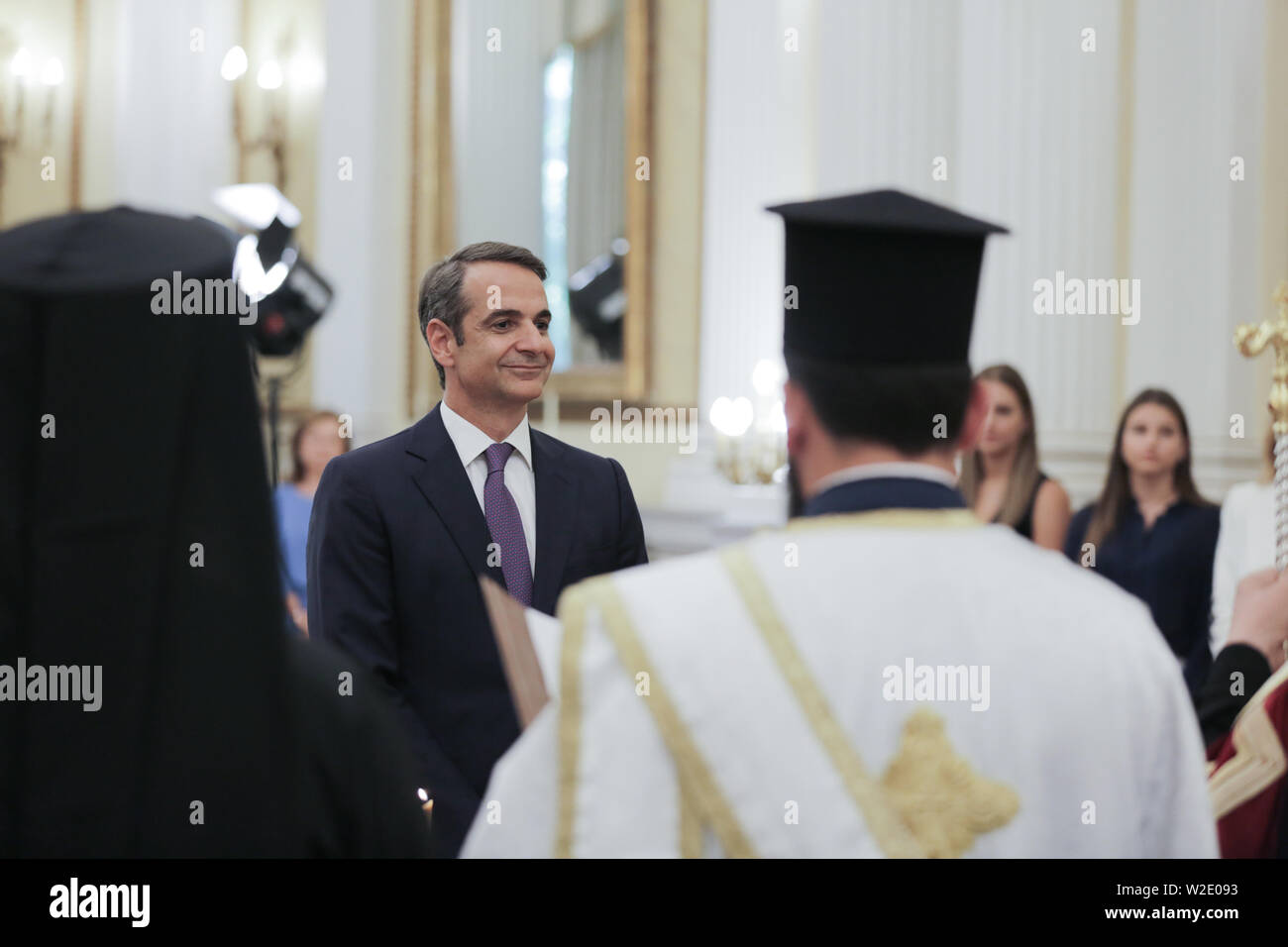 Athènes, Grèce. 8 juillet, 2019. Kyriakos Mitsotakis prend son serment religieux dans une cérémonie présidée par l'Église chrétienne orthodoxe l'archevêque Ieronymos d'Athènes et de toute la Grèce à Athènes, Grèce, le 8 juillet 2019. Kyriakos Mitsotakis, chef du parti conservateur Nouvelle démocratie de la Grèce, a prêté serment lundi comme nouveau premier ministre de la Grèce après avoir remporté le prix national du Dimanche des élections anticipées. Le Lefteris Crédit : Partsalis/Xinhua/Alamy Live News Banque D'Images