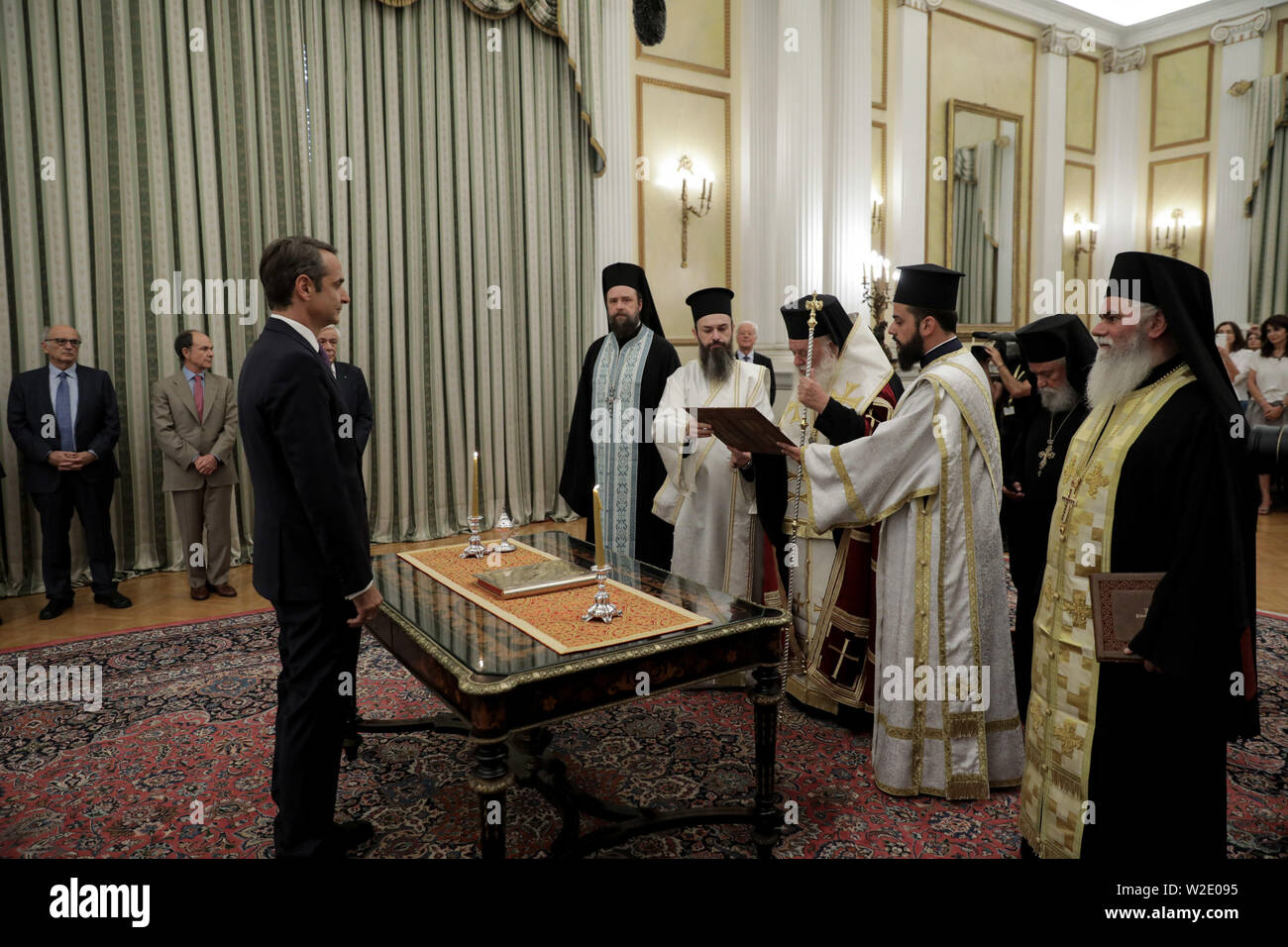 Athènes, Grèce. 8 juillet, 2019. Kyriakos Mitsotakis (L'avant) prend son serment religieux dans une cérémonie présidée par l'Église chrétienne orthodoxe l'archevêque Ieronymos d'Athènes et de toute la Grèce à Athènes, Grèce, le 8 juillet 2019. Kyriakos Mitsotakis, chef du parti conservateur Nouvelle démocratie de la Grèce, a prêté serment lundi comme nouveau premier ministre de la Grèce après avoir remporté le prix national du Dimanche des élections anticipées. Le Lefteris Crédit : Partsalis/Xinhua/Alamy Live News Banque D'Images