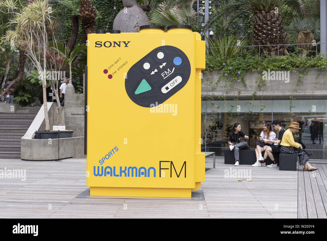 Tokyo, Japon. 8 juillet, 2019. Un énorme lecteur audio portable Walkman WM-''F5'' sur l'affichage à Ginza Sony Park. Sony fête le 40e anniversaire de son Walkman® produits afficher une grande réplique d'une chaîne stéréo portable WALKMAN cassette WM-F5 à Ginza. Le premier Walkman (TPS-L2) ont été mis en vente au Japon le 1 juillet 1979. Credit : Rodrigo Reyes Marin/ZUMA/Alamy Fil Live News Banque D'Images