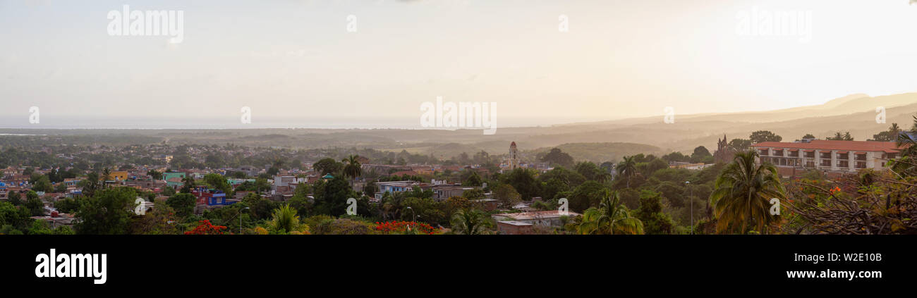 Vue panoramique aérienne d'une petite ville cubaine touristique lors d'un coucher de soleil nuageux et colorés. Prises à Trinidad, Cuba. Banque D'Images