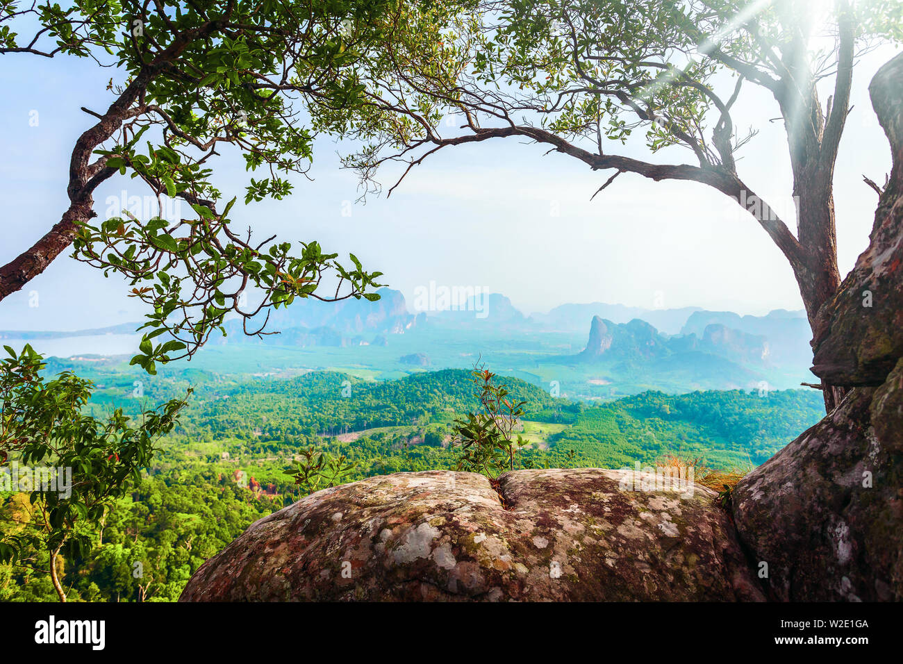 Beau paysage avec des arbres verts sur les montagnes, rochers et soleil en Thaïlande Banque D'Images