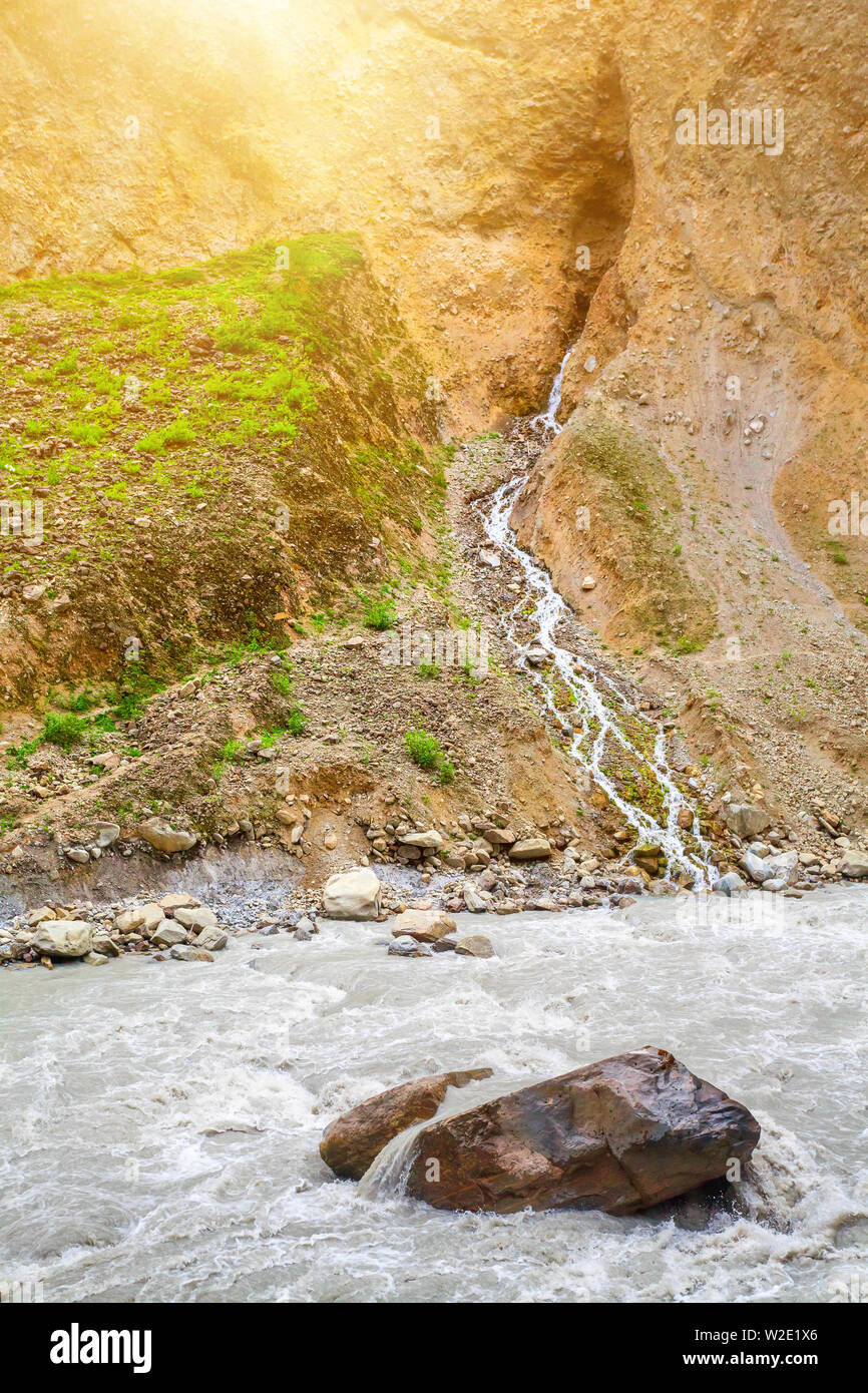 Ruisseau et rivière de montagne au Népal, Annapurna trekking Banque D'Images