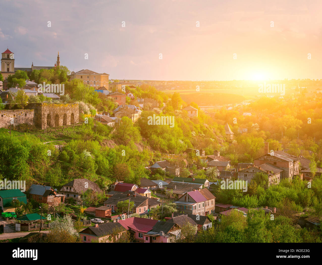 Kamianets Podilskyi cityscape sous le soleil et ciel coloré Banque D'Images