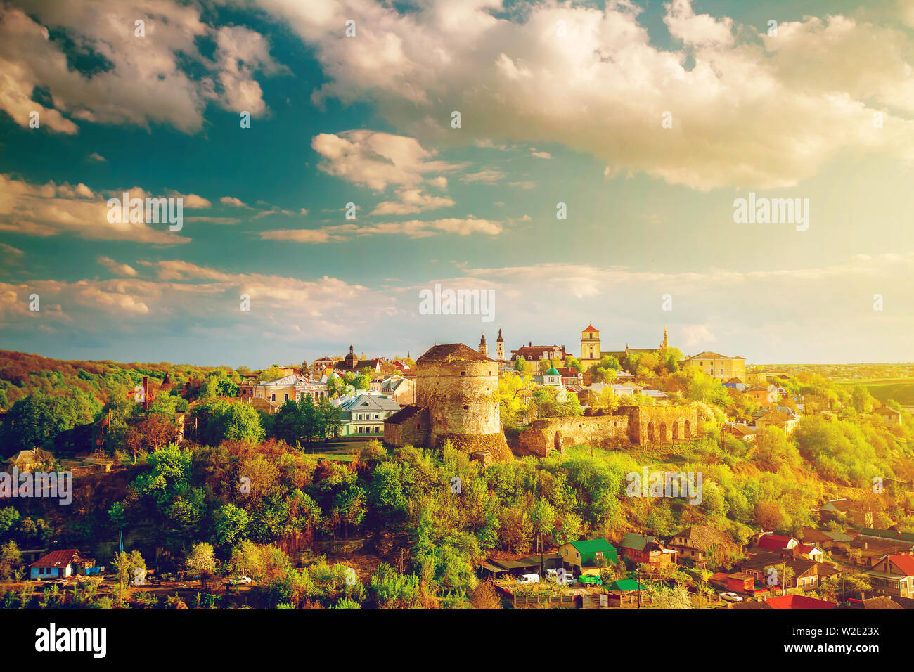 Kamianets Podilskyi cityscape sous le soleil et ciel coloré Banque D'Images
