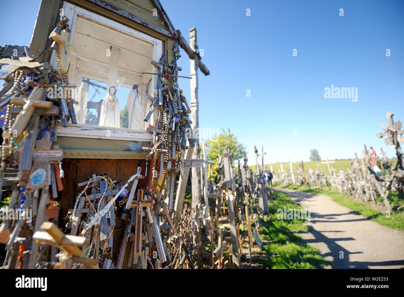 Vilnius, Lituanie - 30 juillet 2018 : plusieurs croix et calvaires en bois sur la colline des croix, un site de pèlerinage près de Vilnius, Lituanie. Banque D'Images