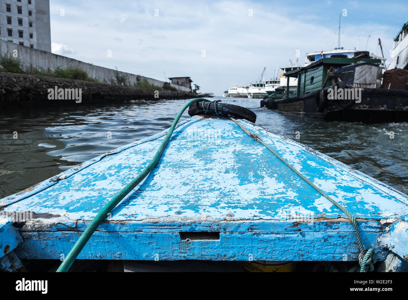 La navigation de plaisance avec petit bateau en bois le long de Port Sunda Kelapa, Jakarta pour les loisirs de vacances Banque D'Images