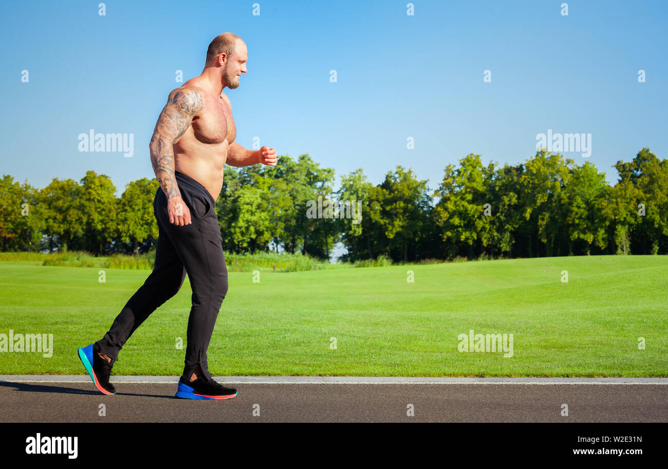 Vie saine remise en forme de l'athlète masculin avec concept Trail Runner. Banque D'Images
