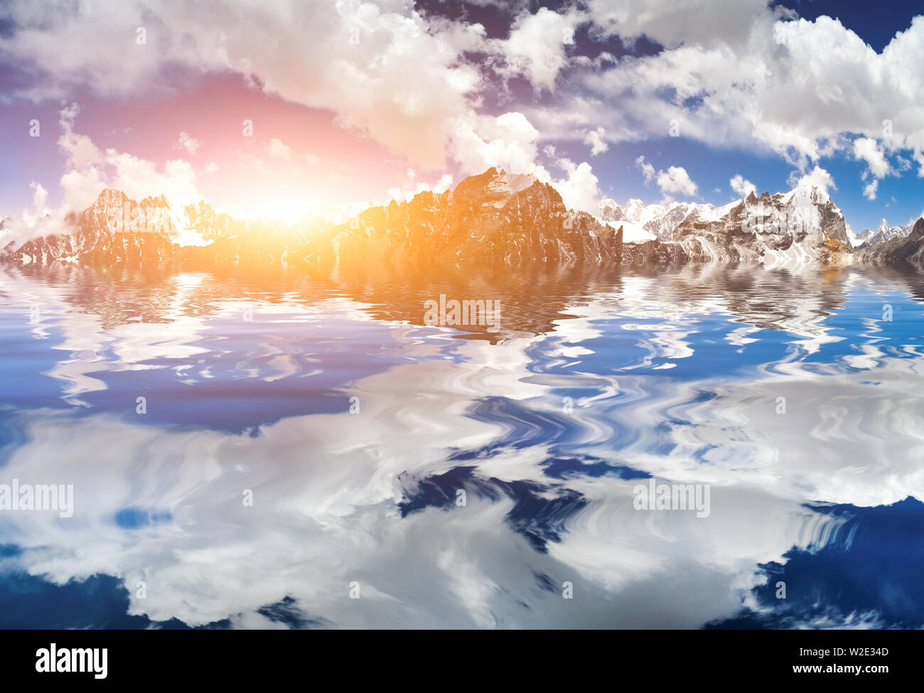 Belle vue montagnes avec reflet dans l'eau au lever du soleil avec ciel bleu et nuages blancs Banque D'Images Belle vue montagnes avec reflet dans l'eau au lever du soleil avec ciel bleu et nuages blancs Banque D'Images