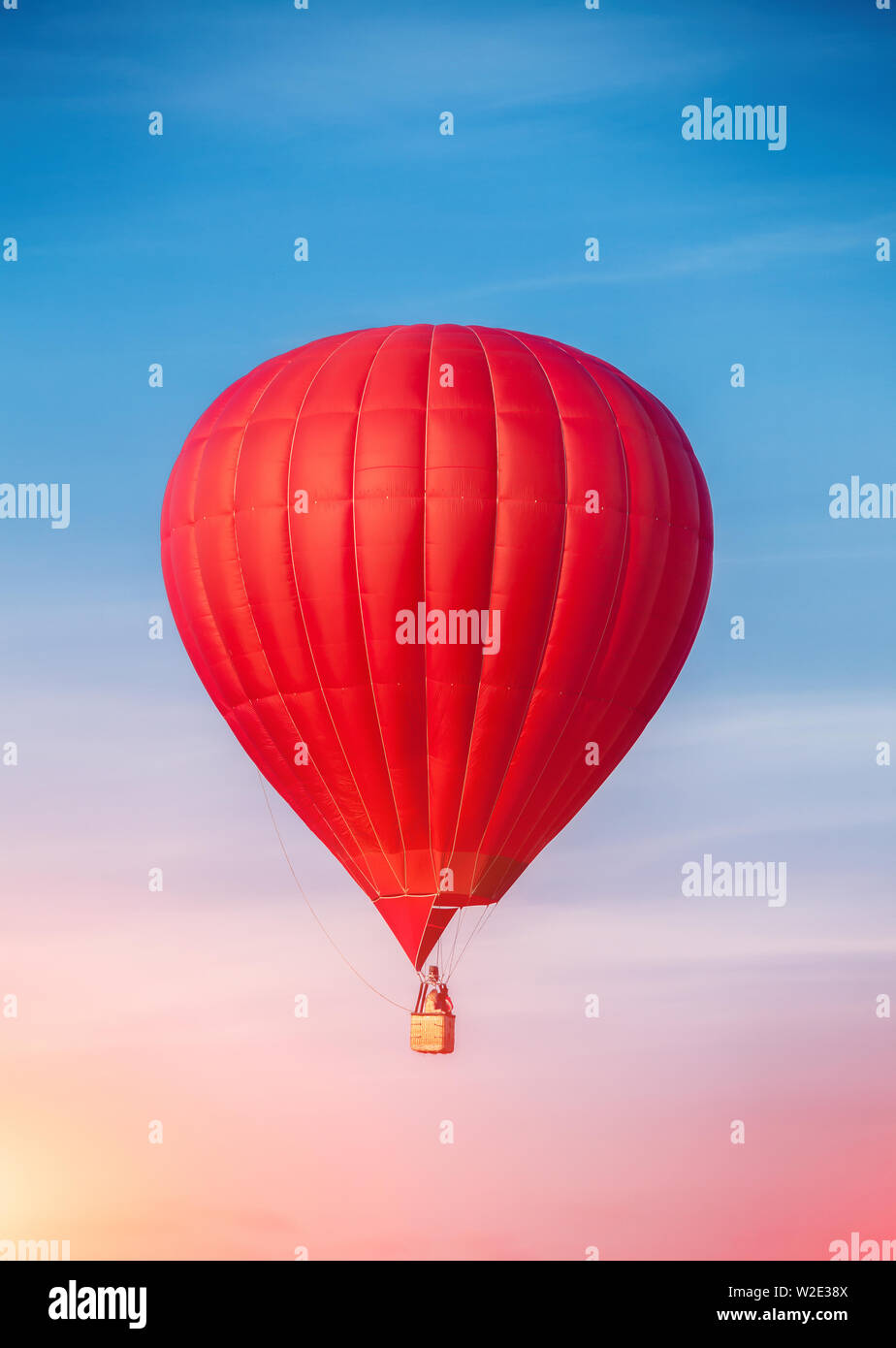 Red Hot Air Balloon en ciel coloré Banque D'Images