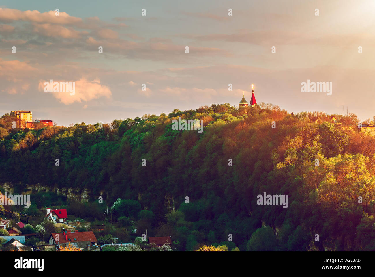 Kamianets Podilskyi cityscape sous le soleil et ciel coloré Banque D'Images