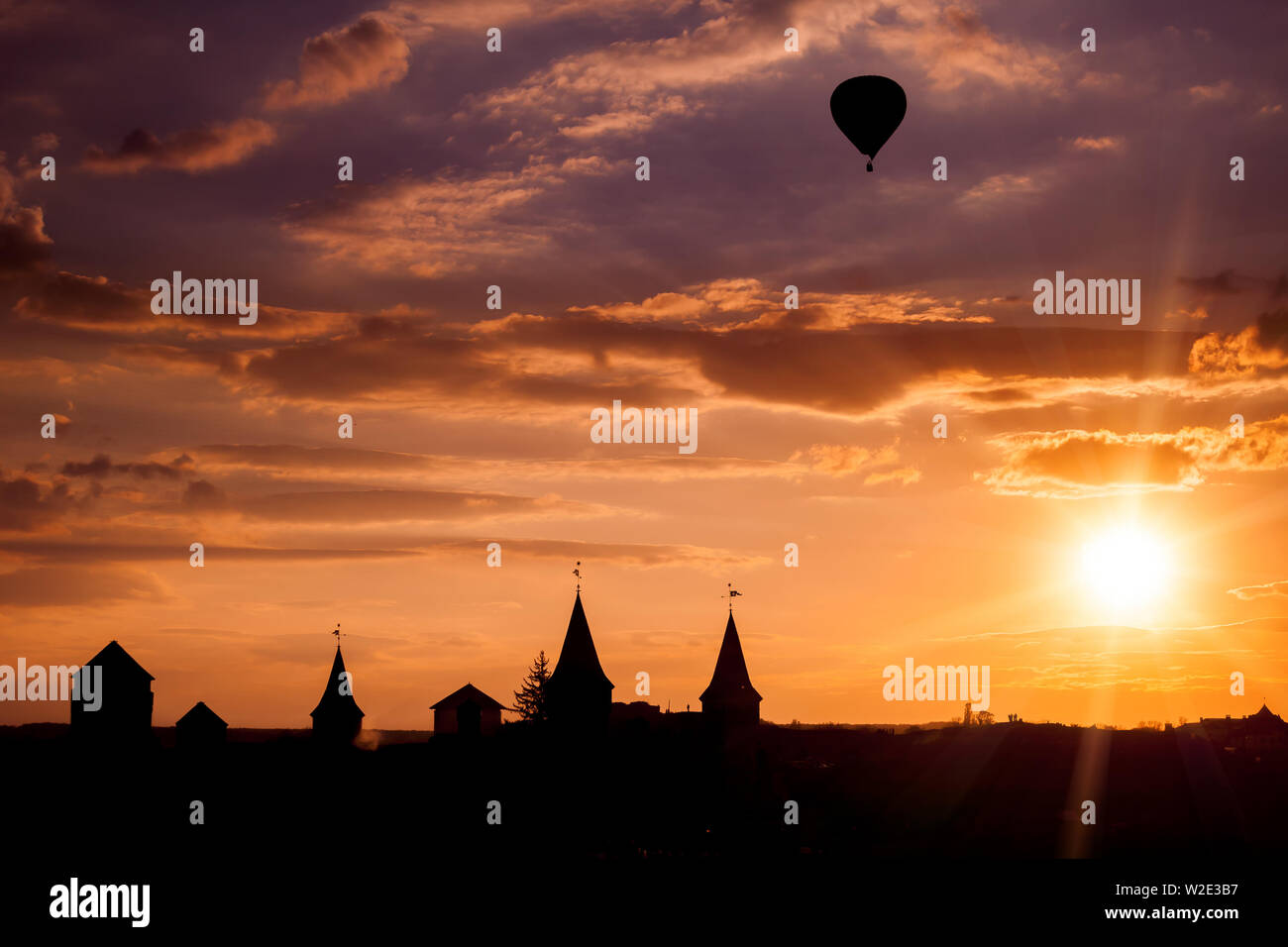 Vue sur le château de Kamianets et Podilskyi air balloon noir pendant le coucher du soleil. L'Ukraine Banque D'Images