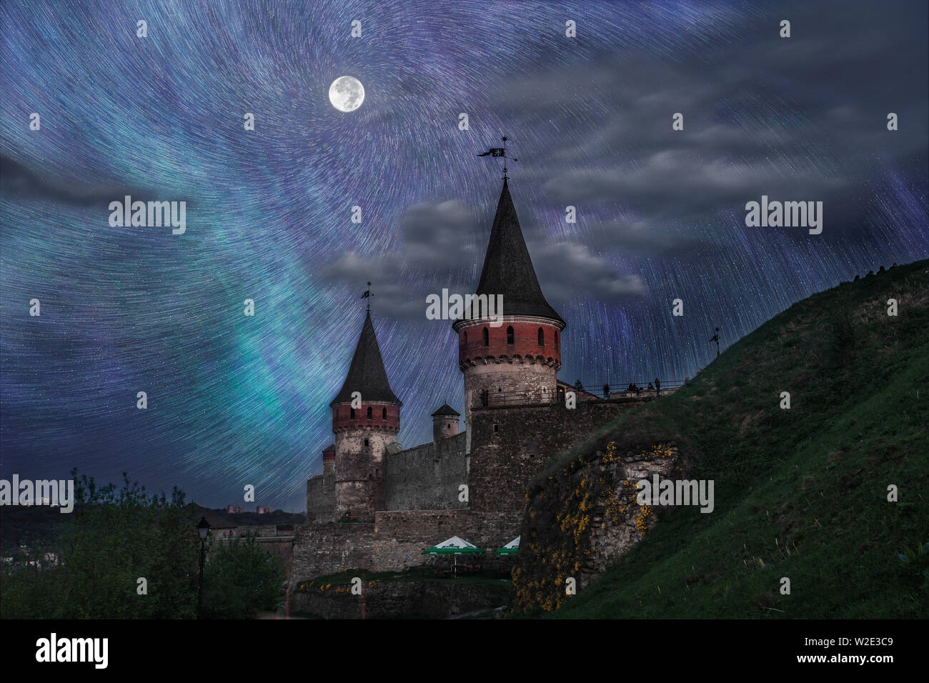 Vue sur le château à Kamianets-Podilskyi dans la nuit l'Ukraine Banque D'Images