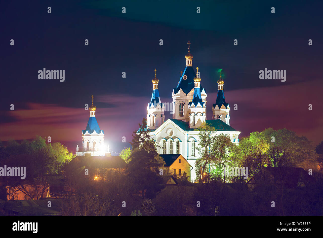 Ancienne Cathédrale dans Kamyanets Podilsky de nuit, de l'Ukraine Banque D'Images
