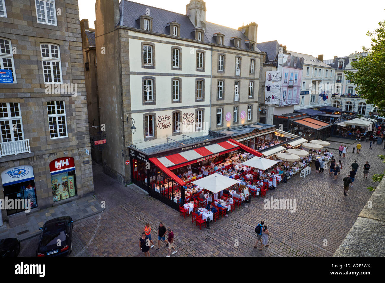 Regardant vers le bas sur les cafés à l'intérieur des murs à St Malo, Bretagne, France Banque D'Images