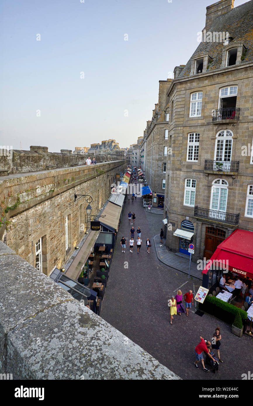 Regardant vers le bas sur les cafés à l'intérieur des murs à St Malo, Bretagne, France Banque D'Images