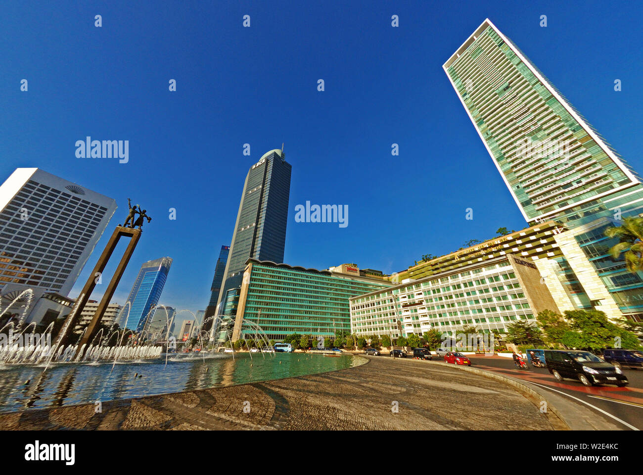 Jakarta, Indonésie - Jakarta / May 06, 2010 : fisheye vue sur hôtel bundaran indonesia et tours de bureaux dans le centre-ville Banque D'Images