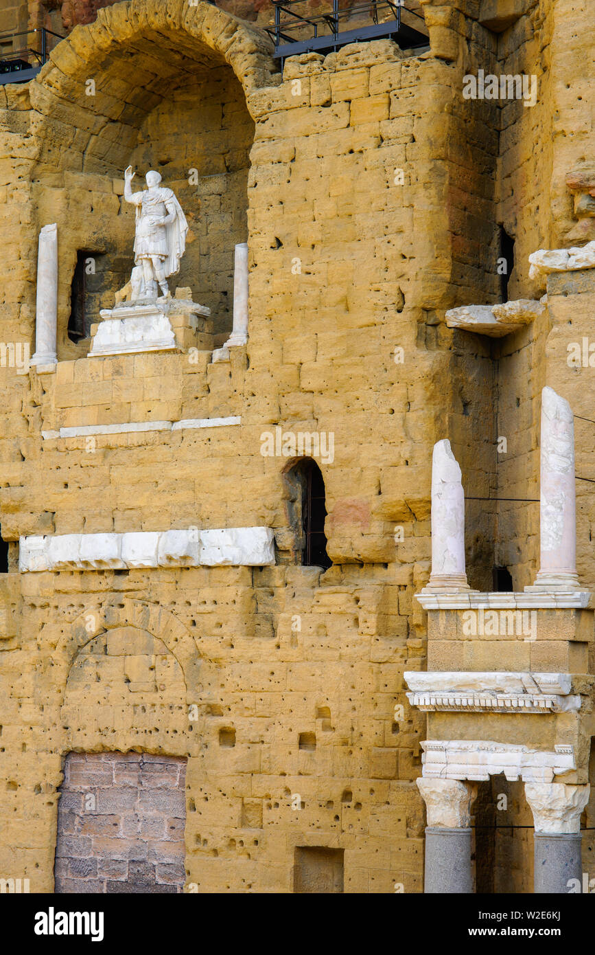 Statue de l'empereur Auguste au théâtre romain d'Arausio, Orange, Vaucluse, France. Banque D'Images