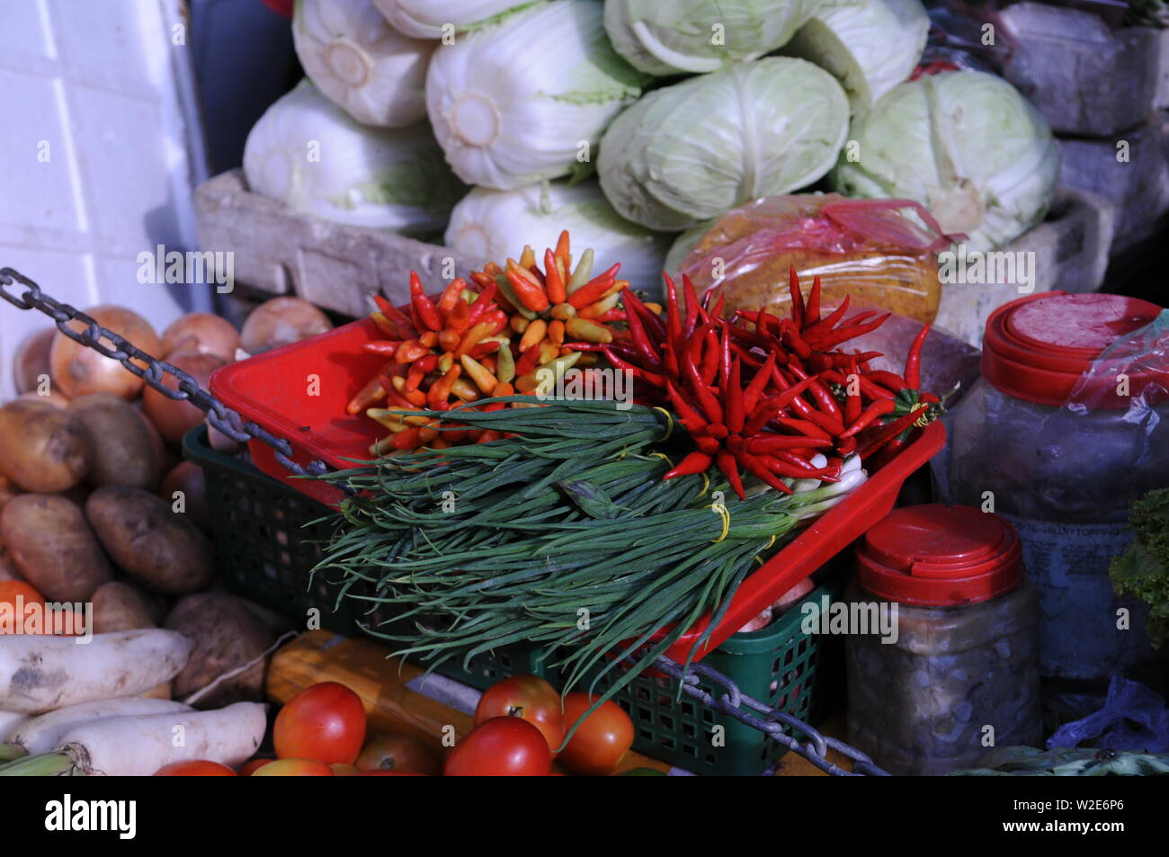 Red Hot Chili Peppers, oignons de printemps et des choux en vente au marché russe, de Phnom Penh, Cambodge. crédit : Kraig Lieb Banque D'Images