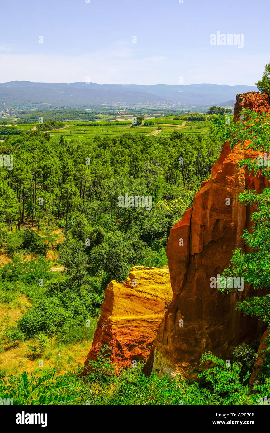 Falaise rouge intensif dans le canyon paysage autour de village de Roussillon, Provence, France. Banque D'Images