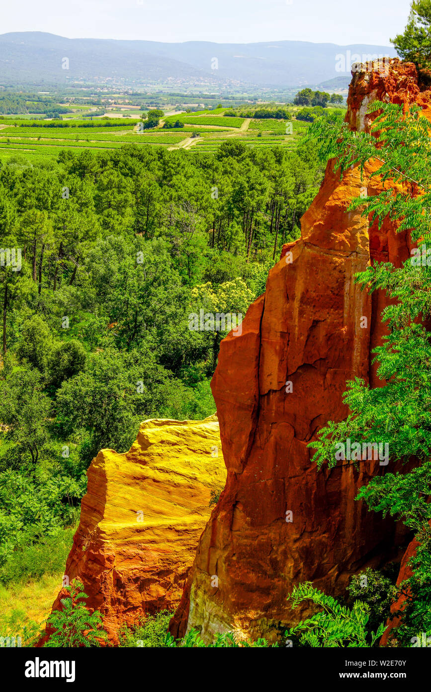 Falaise rouge intensif dans le canyon paysage autour de village de Roussillon, Provence, France. Banque D'Images