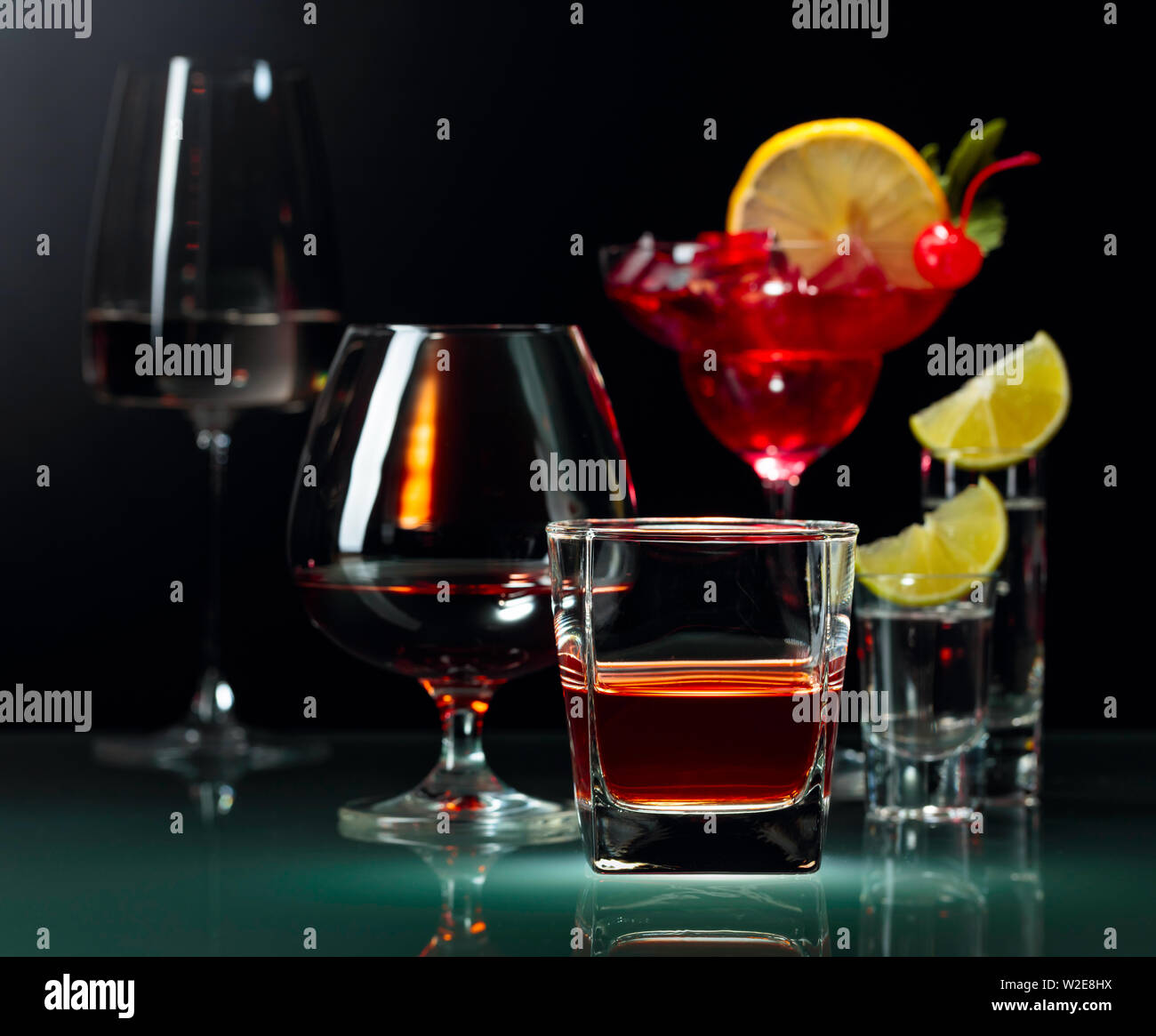 Diverses boissons alcoolisées sur un fond noir. Copier l'espace. Banque D'Images