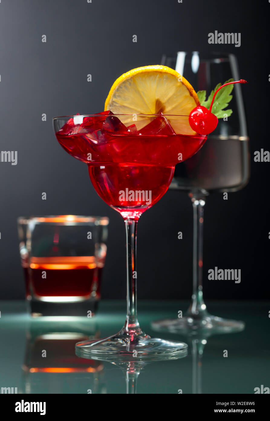 Cocktail, vin blanc ald whiskey sur une table en verre. Banque D'Images