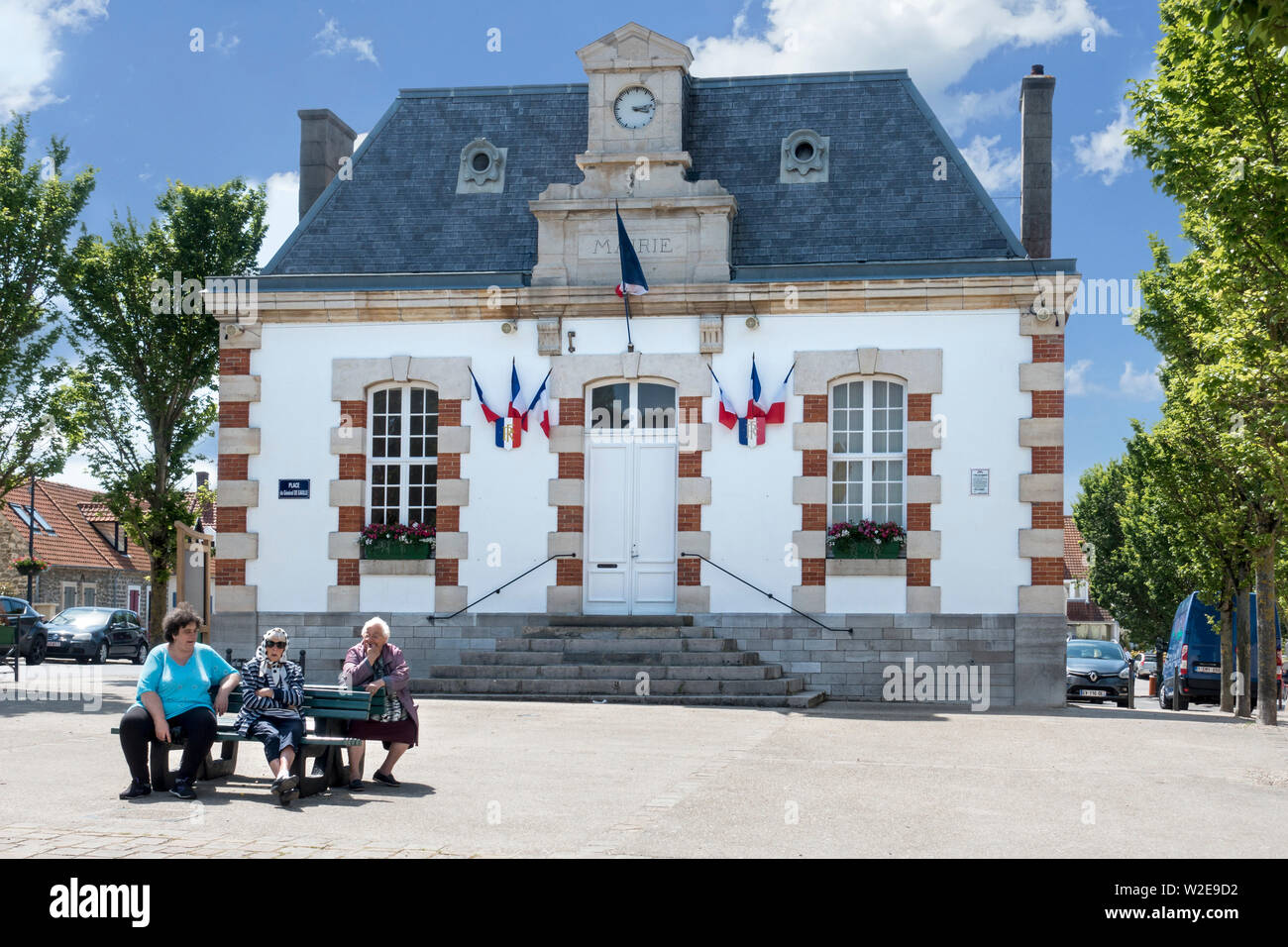 Vieux villageois assis en face de l'hôtel de ville à seaside resort Wissant le long de la Côte d'Opale, Pas-de-Calais, Hauts-de-France, France Banque D'Images