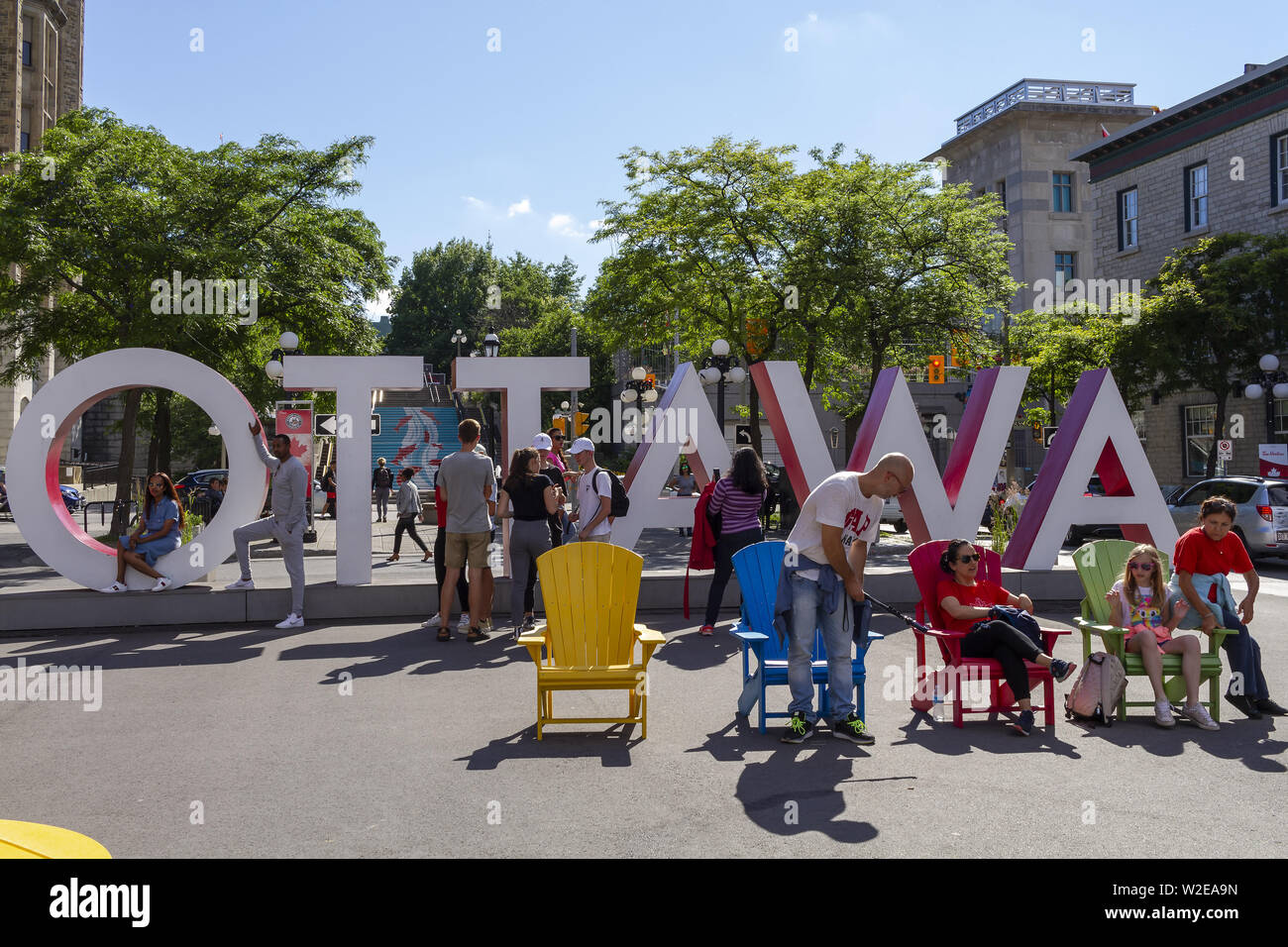 Ottawa, Ontario, Canada - le 28 juin 2018 : les touristes posant à l'Ottawa grandes lettres signe sur York Street, juste à l'est de la promenade Sussex, au Marché By Banque D'Images