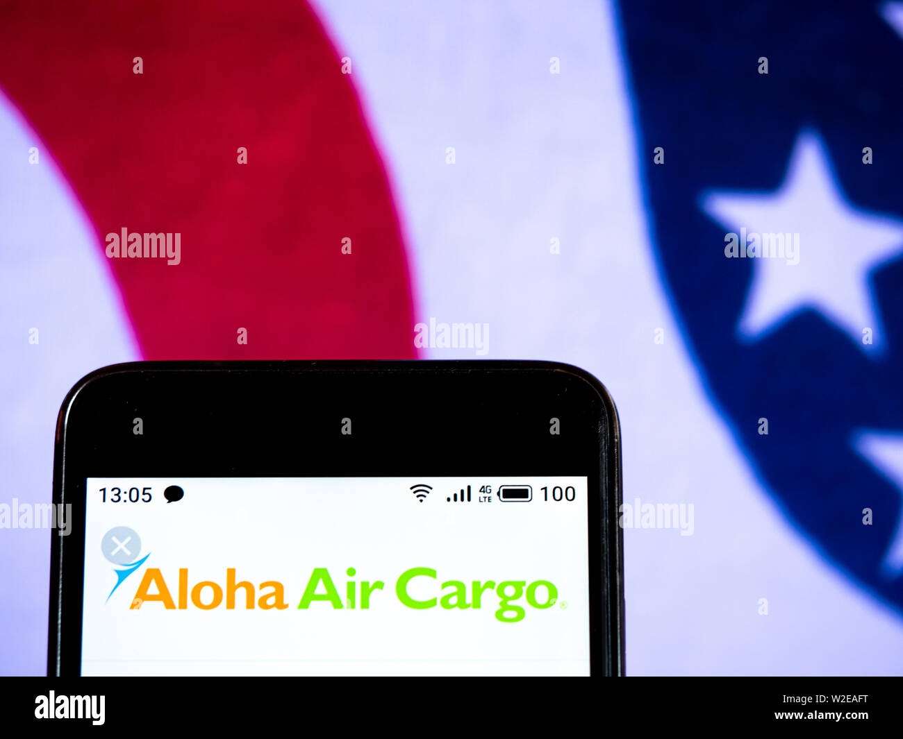 Sur cette photo, illustration l'Aeko Kula, Inc., opérant sous le nom de Aloha Air Cargo logo est vu affichée sur un smartphone Banque D'Images