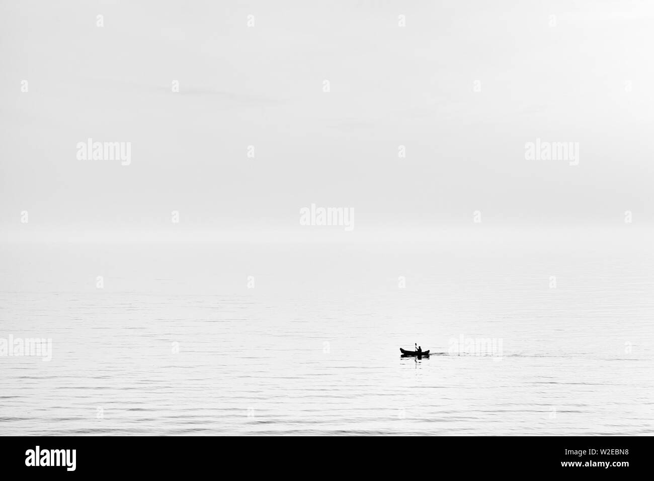 Silhouette d'un kayak sur la mer en noir et blanc Banque D'Images