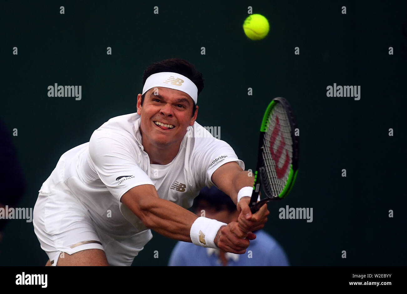 Milos Raonic en action le jour sept du tournoi de Wimbledon à l'All England Lawn Tennis et croquet Club, Wimbledon. Banque D'Images