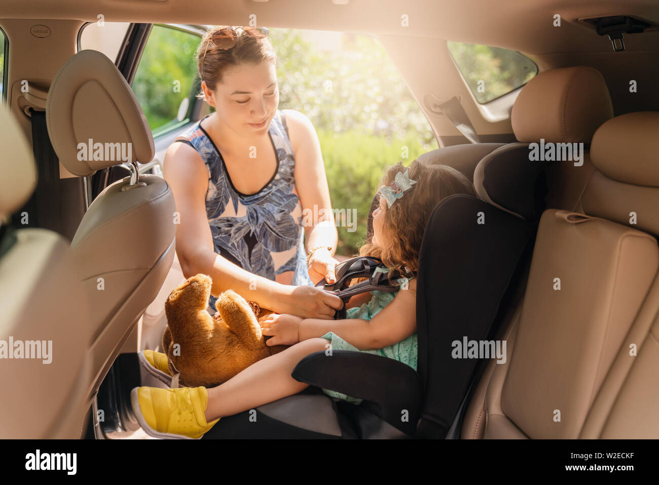 Bébé Enfant mignon petit sitting in car seat. Portrait of cute little baby child sitting in car seat.concept de sécurité Banque D'Images