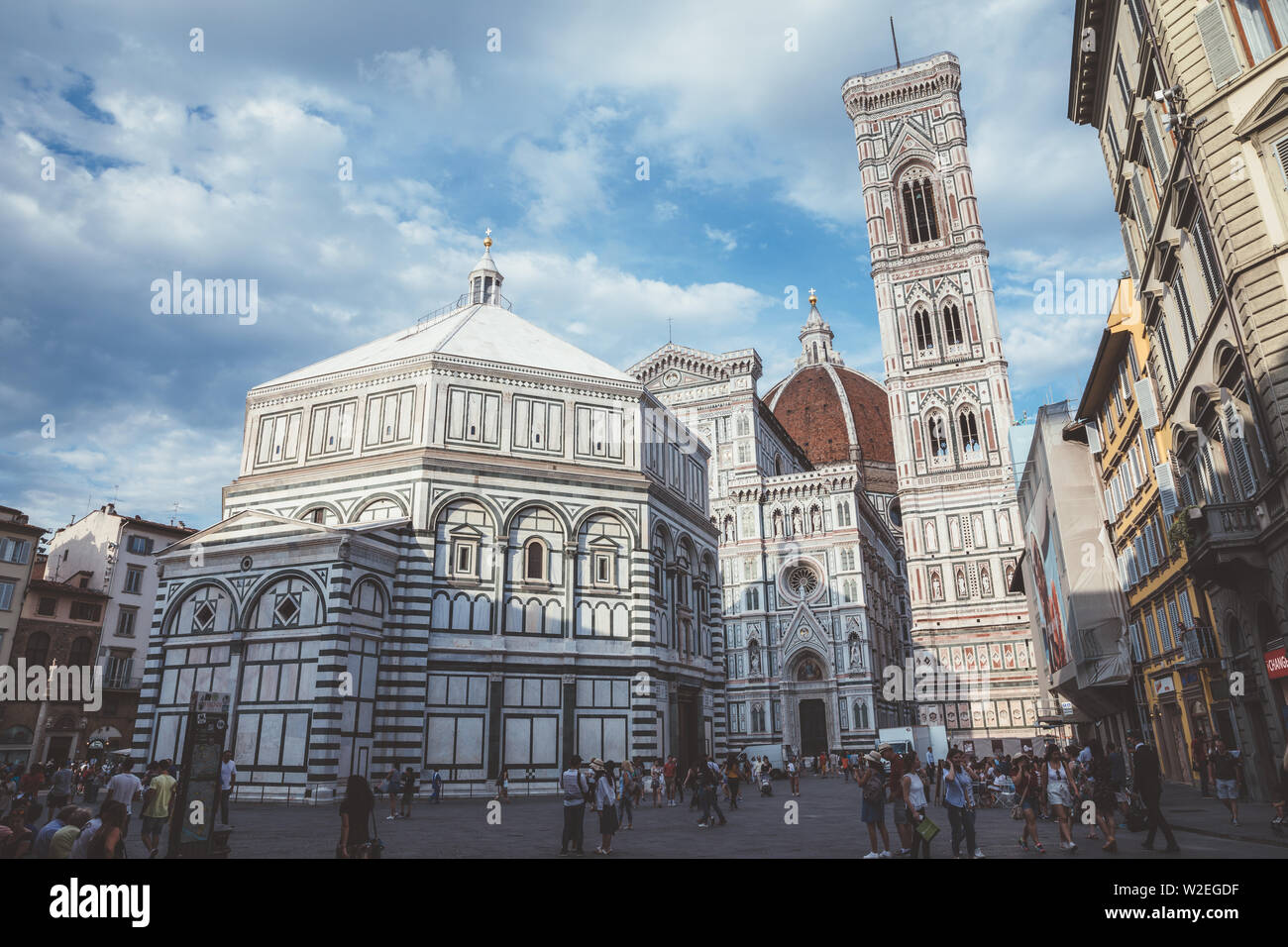 Florence, Italie - 24 juin 2018 : vue panoramique du complexe Duomo : Baptistère de Saint-Jean, Cattedrale di Santa Maria del Fiore et le campanile de Giotto Banque D'Images