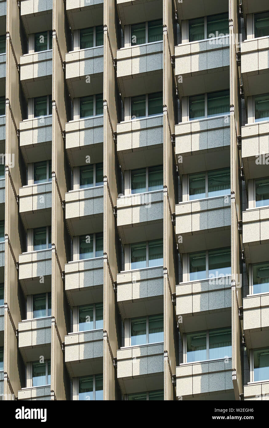 Un modèle de fenêtres et balcons d'un gratte-ciel de Tokyo. Banque D'Images