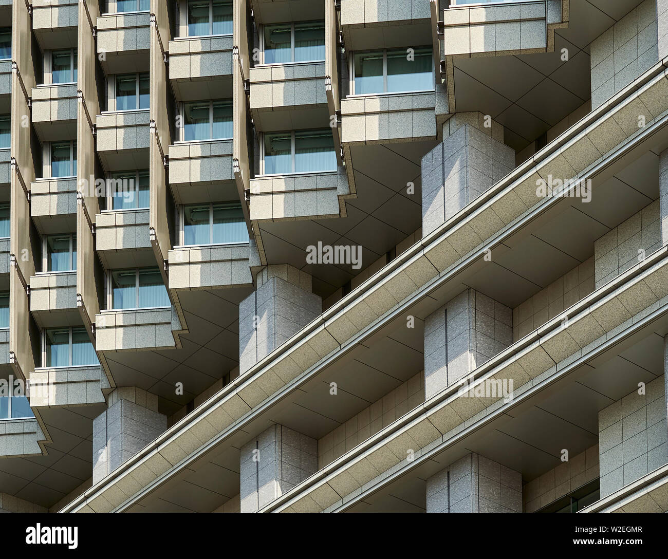 Un modèle de fenêtres et balcons d'un gratte-ciel de Tokyo. Banque D'Images