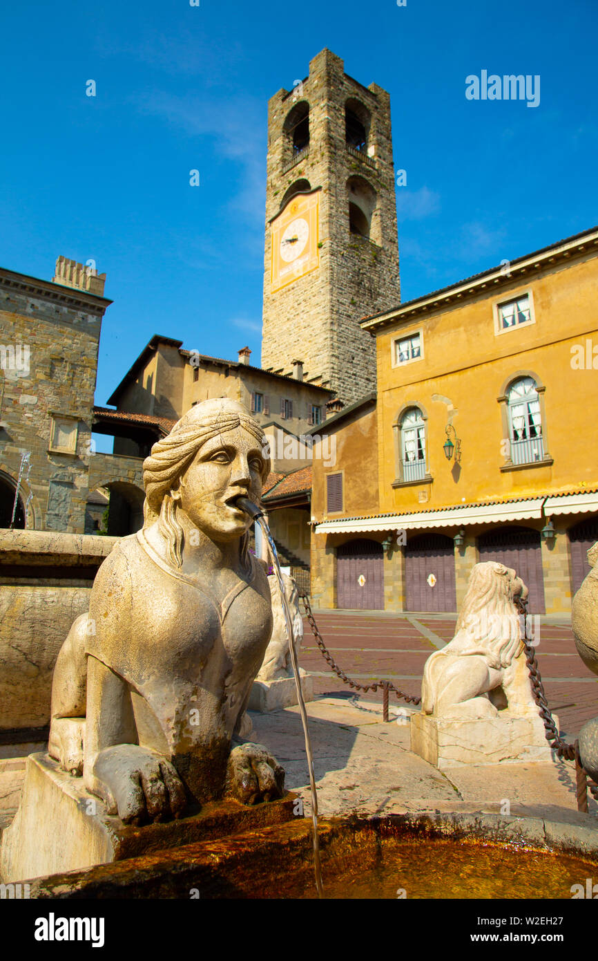 Contarini fontaine sur la Piazza Vecchia, Citta Alta, Bergame, Italie Banque D'Images