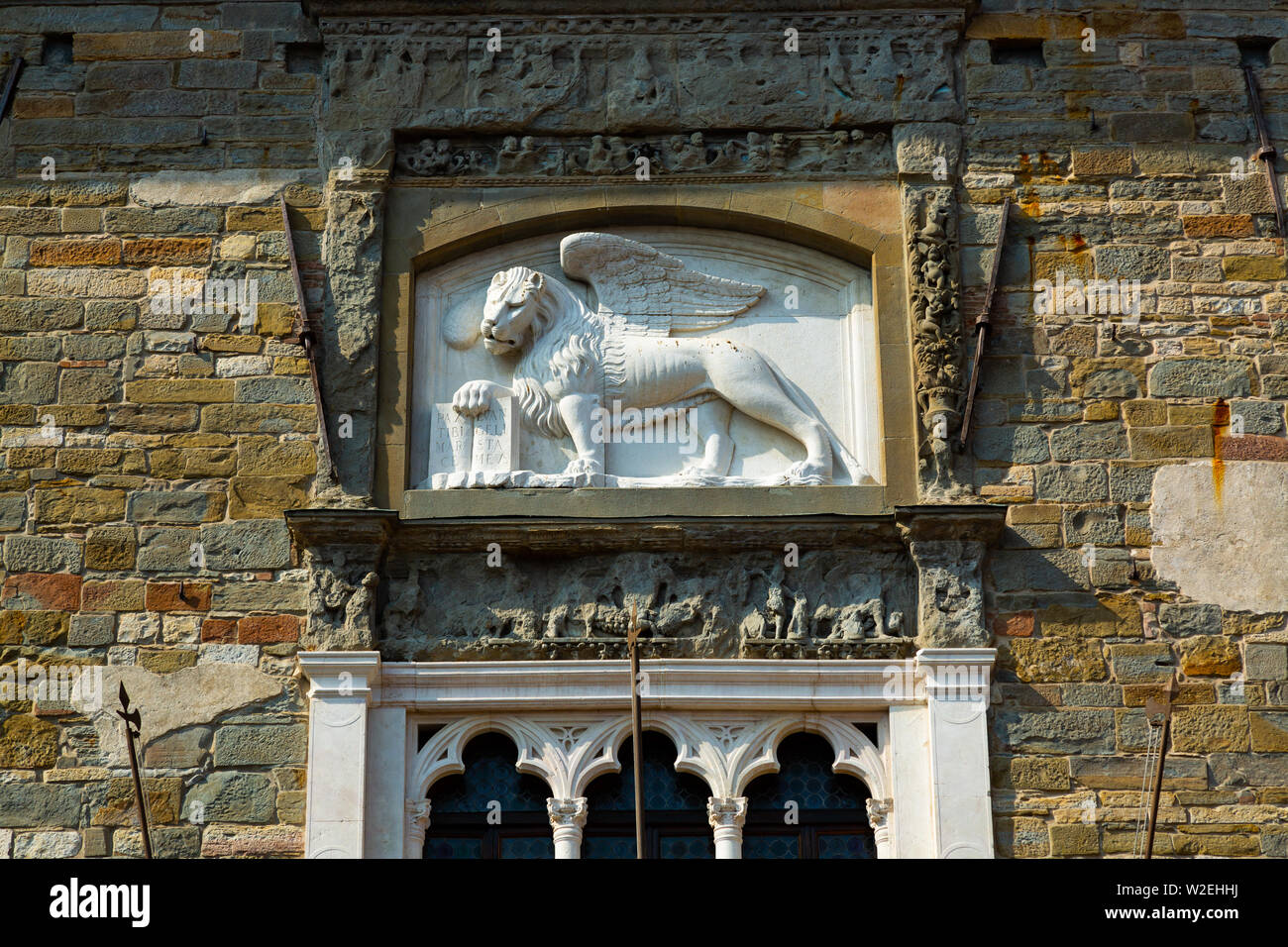 Chimère Lion bas-relief sur l'ancien bâtiment de ville à Bergame, Italie Banque D'Images