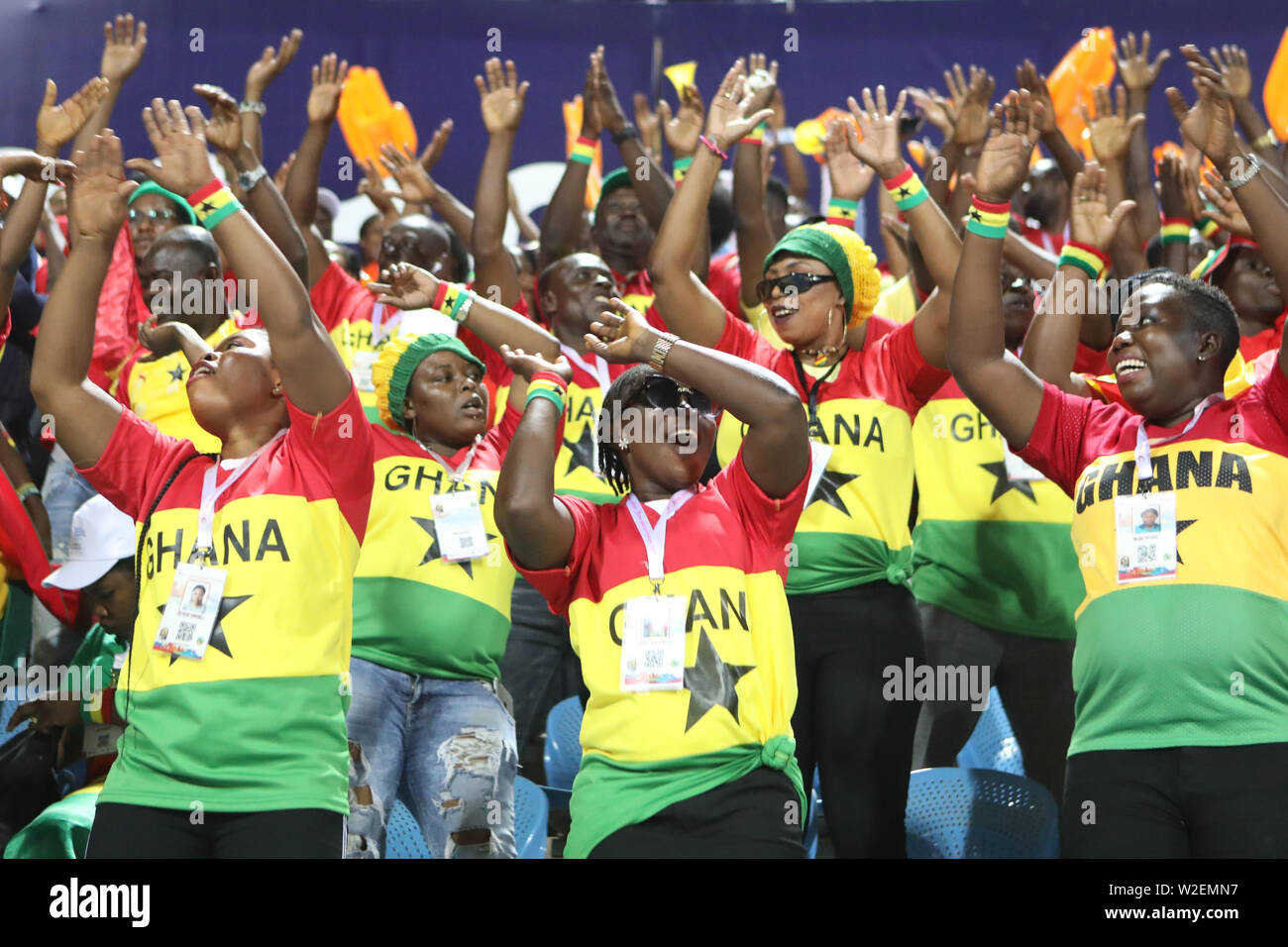 Ismailia, Égypte. 08 juillet, 2019. Ghana fans cheer dans les stands avant le début de la coupe d'Afrique des Nations 2019 ronde de 16 match de football entre le Ghana et la Tunisie au stade d'Ismaïlia. Credit : Gehad Hamdy/dpa/Alamy Live News Banque D'Images