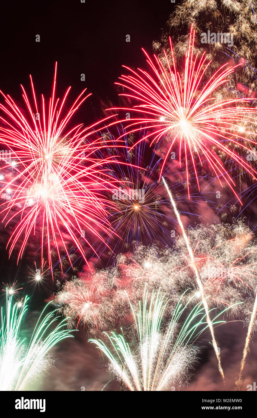 D'artifice en soirée avec des couleurs lumineuses, idéal pour les cartes de nouvel an Banque D'Images