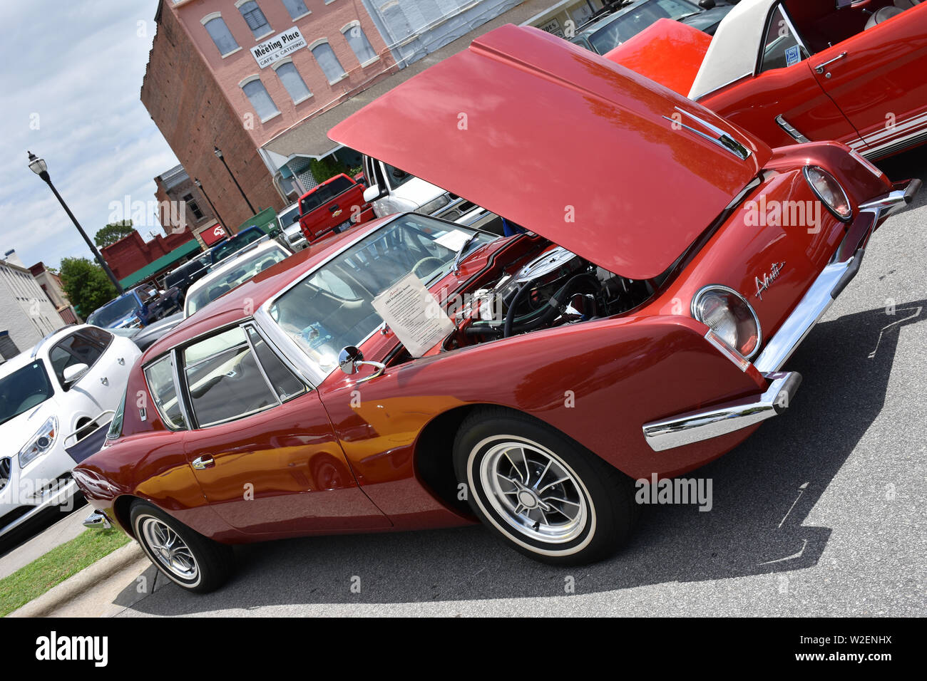 Une voiture de sport vintage Studebaker Avanti sur l'affichage à une exposition de voiture. Banque D'Images