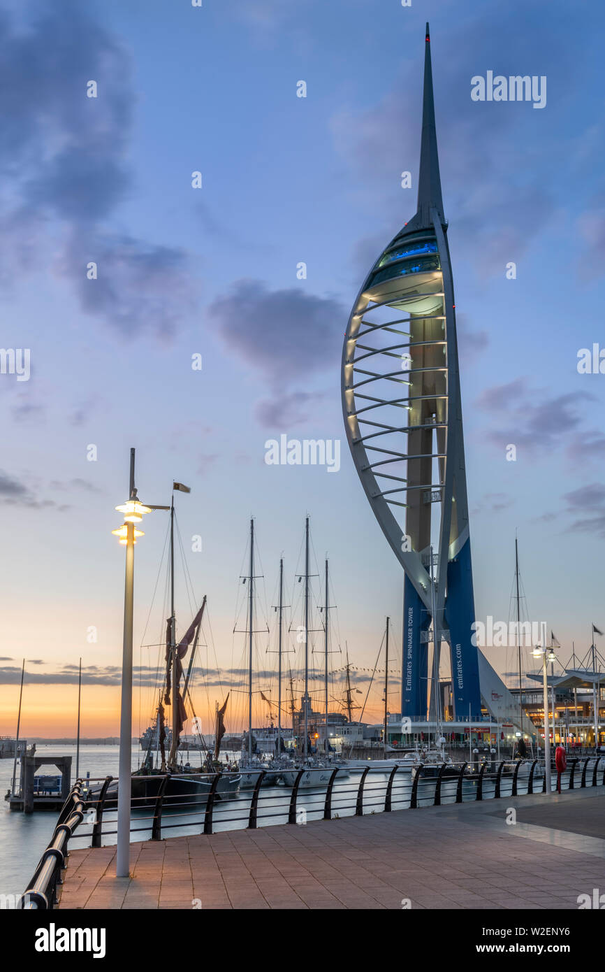 Portsmouth, Hampshire, Angleterre. Après une journée chaude et humide sur la côte, l'Hampshire allumage des feux à GUNWHARF QUAYS alors que le soleil se couche sur Portsmouth Banque D'Images