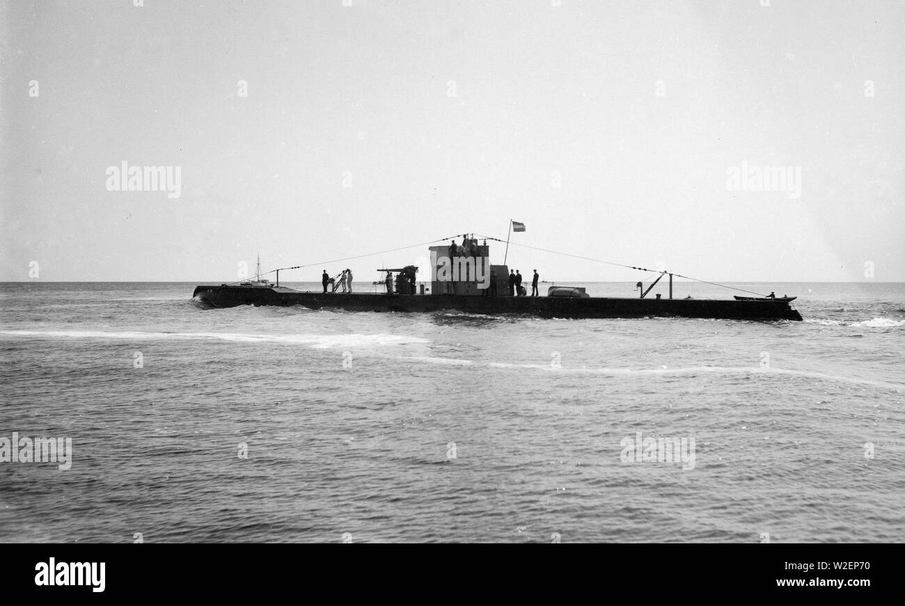 L'histoire de la Marine royale néerlandaise - Rh sous-marin. Mme K XI (1925-1945) passe à l'équipage sur le pont ca. 1930 Banque D'Images