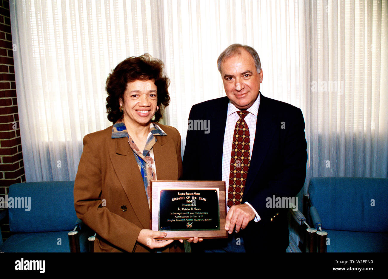 Christine Darden Président de l'année présenté par le Directeur du Centre Paul Holloway Banque D'Images