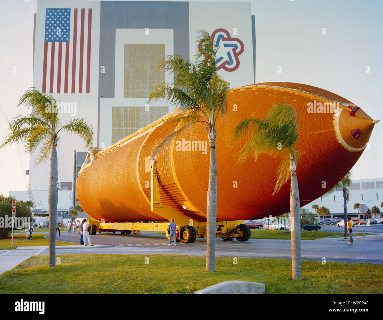 (28 mars 1988) --- Le réservoir externe (ET) pour la mission STS-27 est arrivé au Centre spatial Kennedy (KSC) aujourd'hui par barge de l'océan et a été déplacée dans le bâtiment d'assemblage du véhicule (VAB) où les préparatifs vont bientôt commencer à préparer pour le deuxième vol de retour lancement de la navette spatiale. Le réservoir est de 154 pieds de long, 27,5 mètres de diamètre, et est titulaire d'un total de 1 585 379 livres d'oxygène et hydrogène liquides - Combustible Combustible qui est utilisé par les principaux moteurs de l'orbiteur durant le lancement. Le réservoir de couleur orange brûlé vide pèse 1 667 677 livres et est le seul morceau de matériel de vol non récupérés pour r Banque D'Images