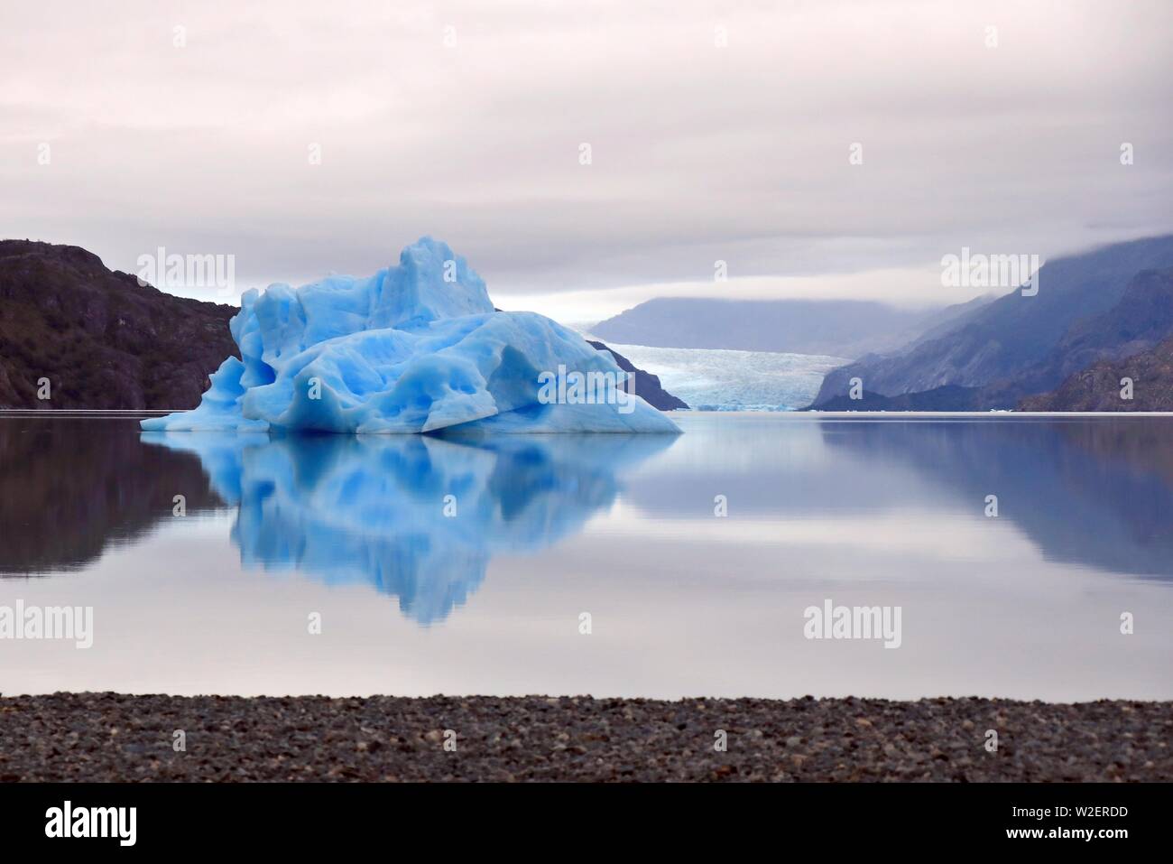 Icebergs au lac Grey dans le Parc National Torres del Paine, en Patagonie chilienne Banque D'Images