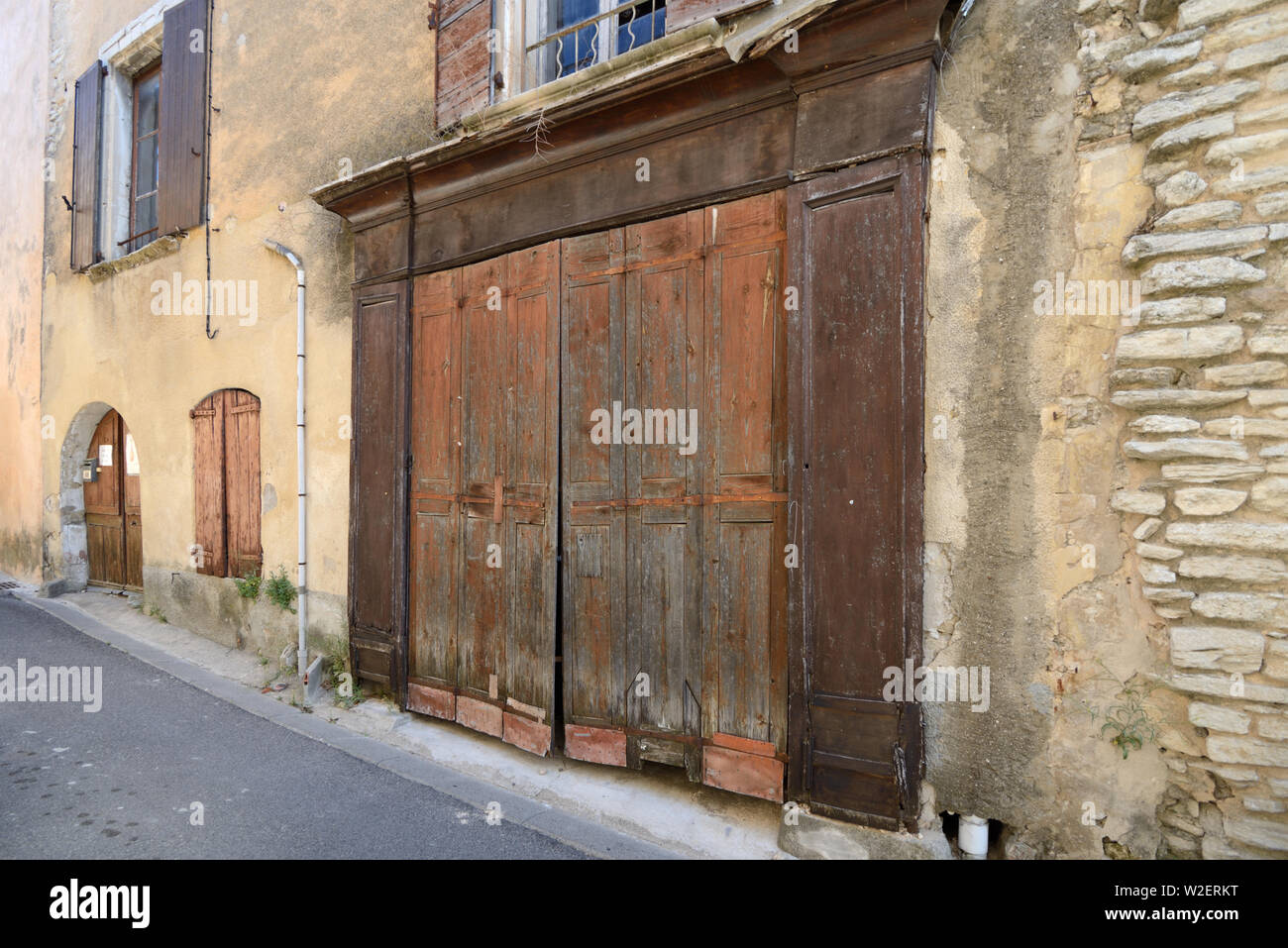 Boutique en bois traditionnel vieux fermé ou à l'avant et à l'épicerie du village vacance, Corner Shop ou boutique de charme Goult Luberon Provence France Banque D'Images