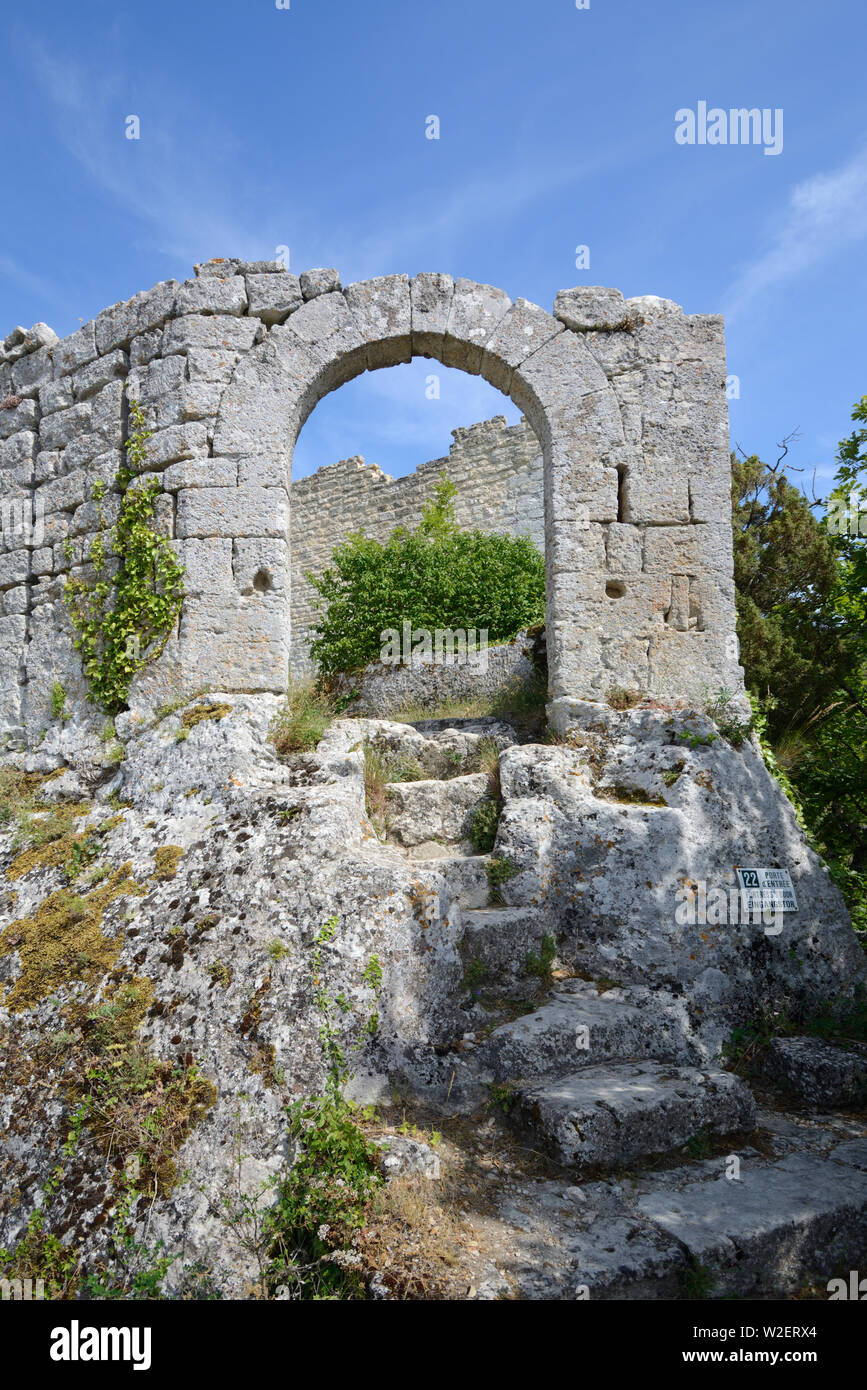 Entrée de la deuxième rempart, Fortifications ou mur fortifié du Fort de Buoux Buoux Vaucluse ou la Citadelle Luberon Provence France Banque D'Images