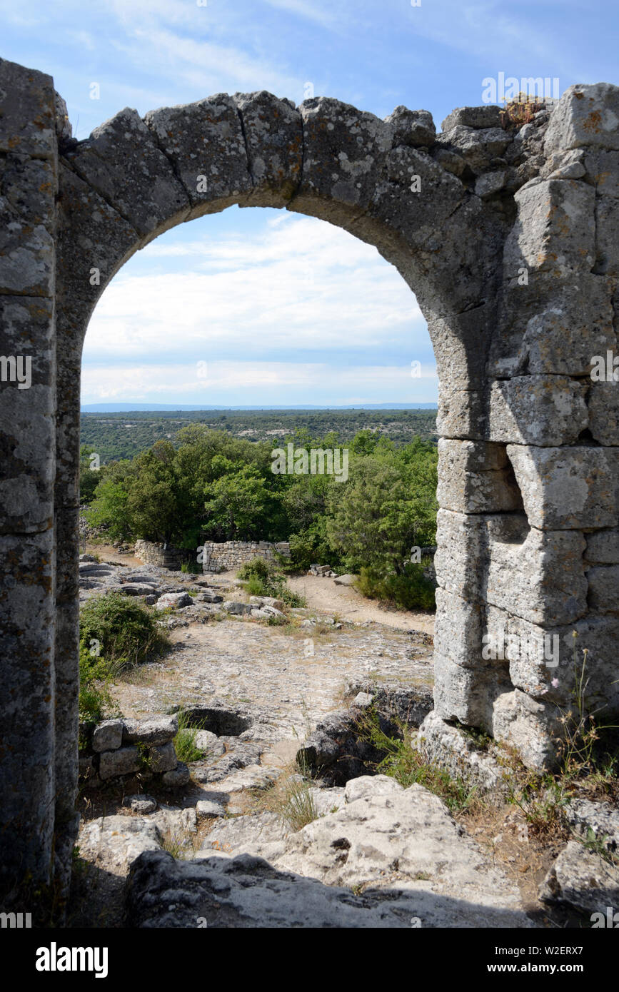 Vue à travers la porte d'entrée de deuxième rempart, Fortifications ou mur fortifié du Fort de Buoux Buoux Vaucluse ou la Citadelle Luberon Provence France Banque D'Images