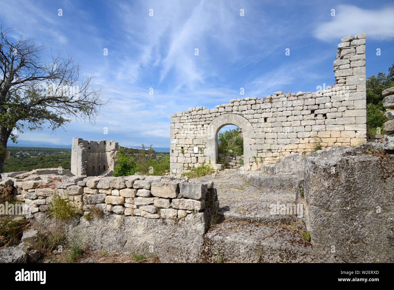 Vestiges de pierre de la maison du gouverneur, une maison en pierre médiévale, dans Fort de Buoux Luberon Vaucluse provence france Banque D'Images